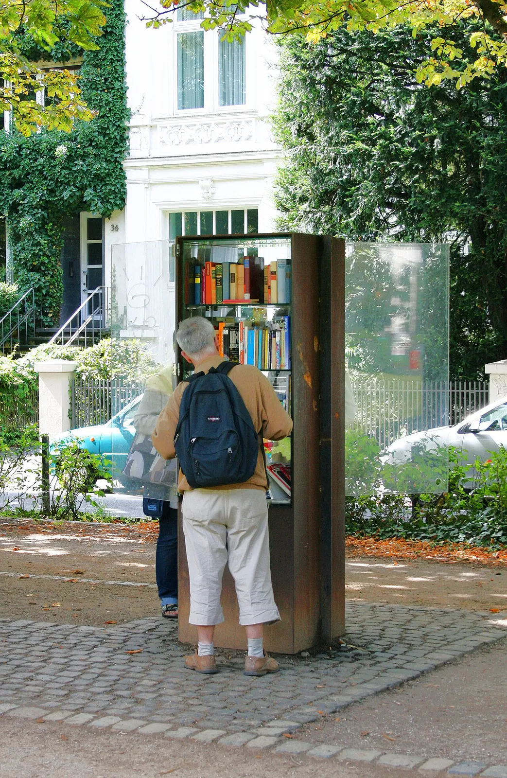 Public bookcase in use, located in Bonn/Germany, Poppelsdorfer Allee