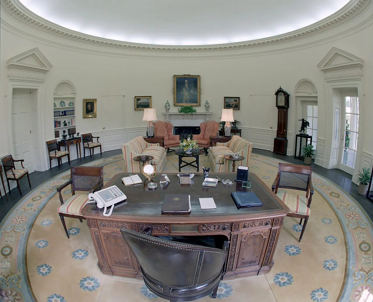 Empty Oval Office in The White House - DPLA - a210b70429be57def74b3c6c603b6d89