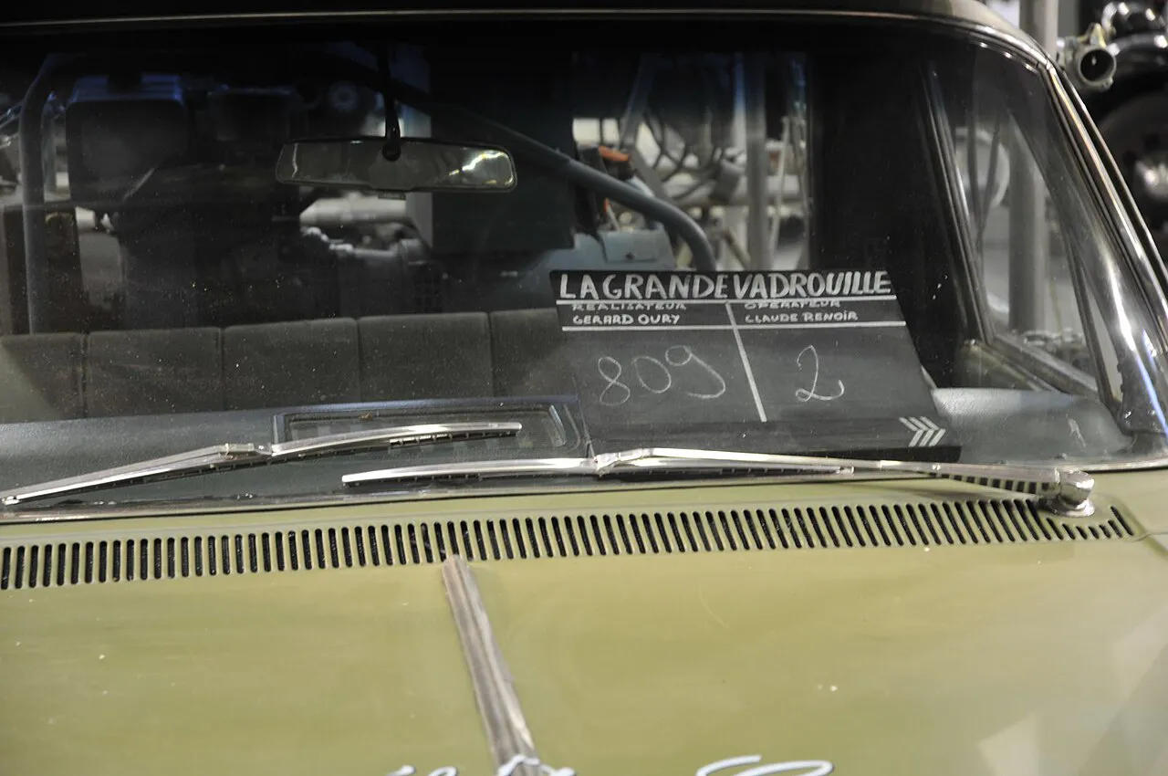 Voiture-travelling utilisée sur le tournage de La Grande Vadrouille , exposée à Rétromobile 2010 au Parc des Expositions de la Porte de Versailles, dans la sect